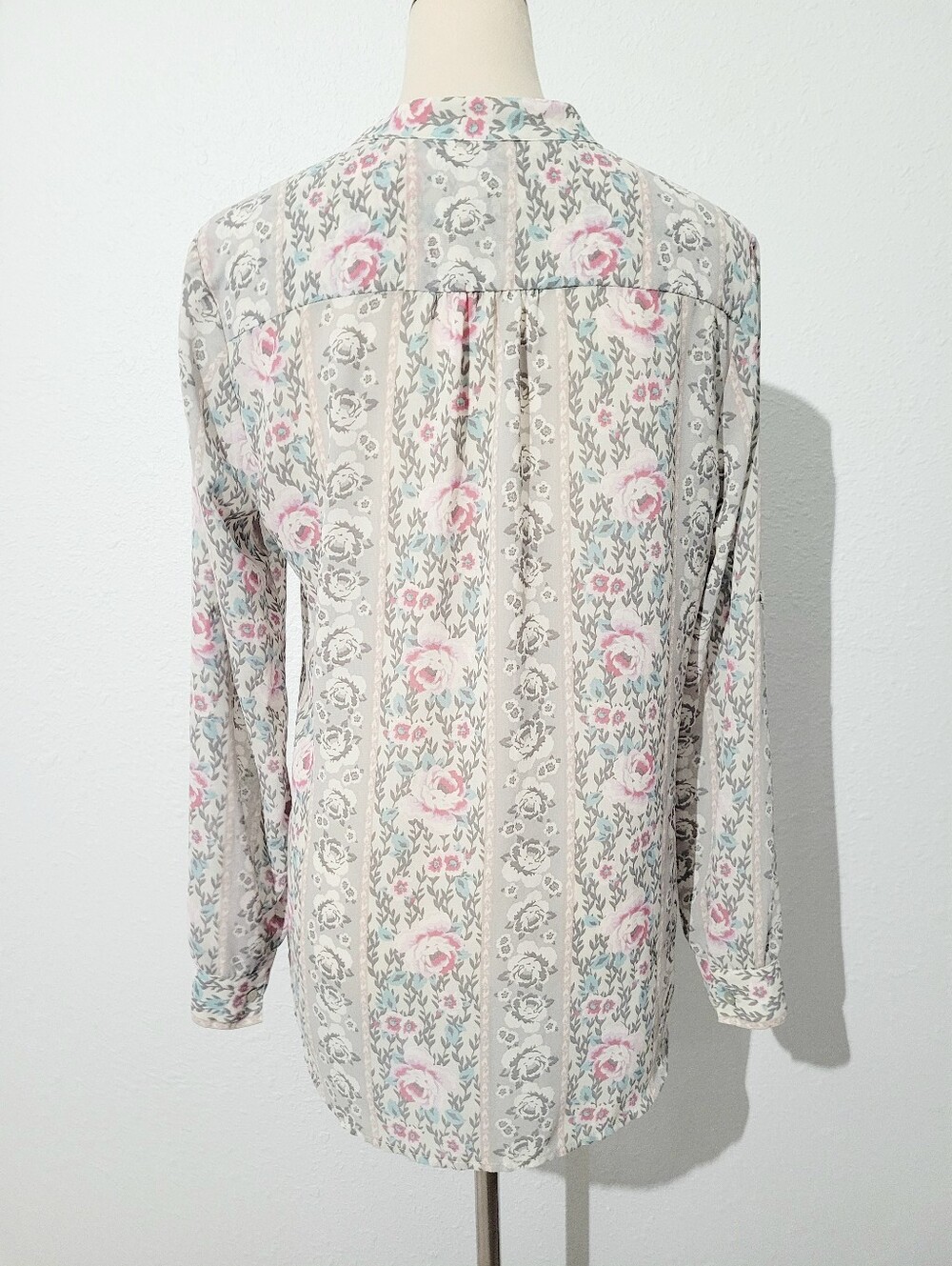KUT from the Kloth Floral Blouse Medium Gray Pink Button Front Long Sleeve Top - Picture 5 of 12